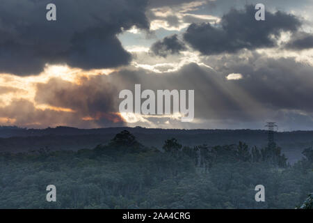 Fire Fighting elicotteri volare in fumo durante un incendio di bush nelle Blue Mountains in Australia Foto Stock