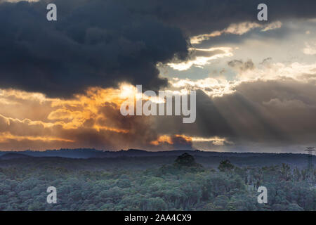 Fire Fighting elicotteri volare in fumo durante un incendio di bush nelle Blue Mountains in Australia Foto Stock