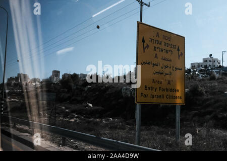 Attraversamento Tarqumiyah, Israele. Il 19 Novembre, 2019. Un cartello stradale avverte gli israeliani che stanno per entrare nell'area A dell'Autorità Palestinese, come definito dalla Oslo II Accord. Credito: Nir Alon/Alamy Live News. Credito: Nir Alon/Alamy Live News Foto Stock