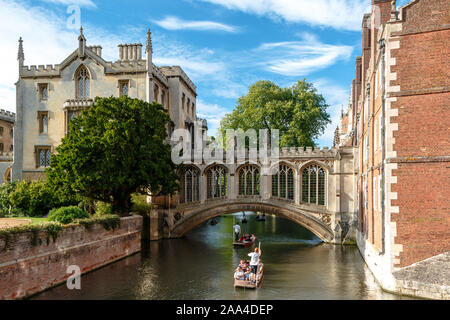 Persone punting sul fiume Cam a Cambridge per un pomeriggio di estate Foto Stock