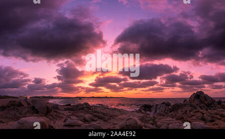 Fantastici colori del tramonto sulla spiaggia di Vignola Mare - focus è all'orizzonte Foto Stock