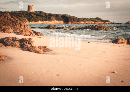 Splendida spiaggia a sunrise con torre genovese in background, Vignola Mare Foto Stock