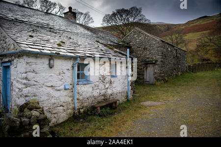 Casa colonica abbandonata a Dowthwaite Head nel Lake District inglese, Cumbria, Regno Unito. Foto Stock