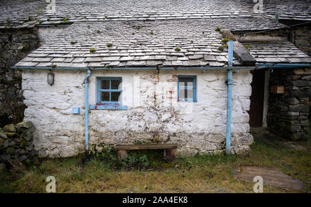 Casa colonica abbandonata a Dowthwaite Head nel Lake District inglese, Cumbria, Regno Unito. Foto Stock