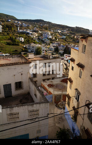 Vista di Chefchauen la perla blu del Marocco da una terrazza durante la stagione autunnale a mezzogiorno. Foto Stock