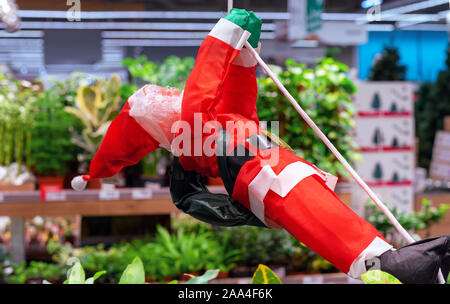 Giocattolo di Natale Babbo Natale appeso a una fune. Foto Stock
