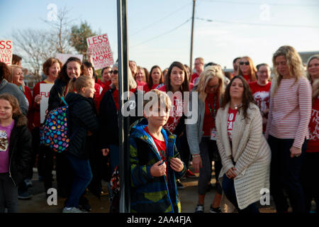 Gli insegnanti e gli studenti della scuola elementare pongono per la foto al di fuori di Rogers e Binford scuole elementari, durante la dimostrazione.Alcuni distretti scolastici di tutta indiana hanno chiuso per il giorno come migliaia di insegnanti unisciti alla Walk-In all'Indiana Statehouse durante il rosso per azione ed il giorno. Gli insegnanti sono per chiedere maggiore compensazione degli insegnanti, per tenere gli insegnanti innocuo da imparare e di abrogare PGP e Externship requisiti. Foto Stock