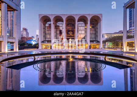 Metropolitan Opera House, il Lincoln Center, Upper West Side di Manhattan, New York, Stati Uniti d'America Foto Stock