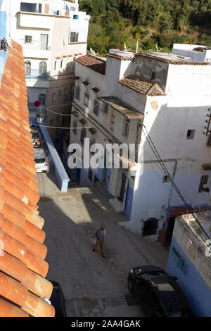 Vista di Chefchauen la perla blu del Marocco da una terrazza durante la stagione autunnale a mezzogiorno. Foto Stock