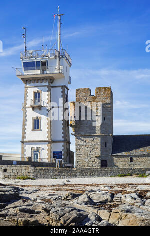 Un semaforo, la vecchia torre Vieille Tour e la cappella Saint-Pierre A la Pointe de Penmarc'h / Penmarch, Finistère Bretagna, Francia Foto Stock