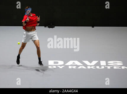 Nicolas Jarry del Cile in azione durante i singles match contro Guido Pella di Argentina il giorno 2 del 2019 Davis Cup presso la Caja Magica. Pella vince 2-0 Foto Stock