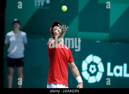 Yoshihito Nishioka del Giappone in azione durante i singles match contro Gael Monfils di Francia il giorno 2 del 2019 Davis Cup presso la Caja Magica. Foto Stock