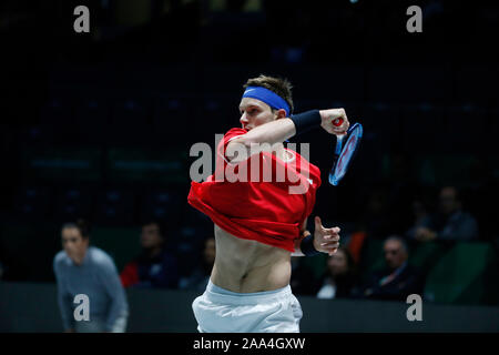 Nicolas Jarry del Cile in azione durante i singles match contro Guido Pella di Argentina il giorno 2 del 2019 Davis Cup presso la Caja Magica. Pella vince 2-0 Foto Stock