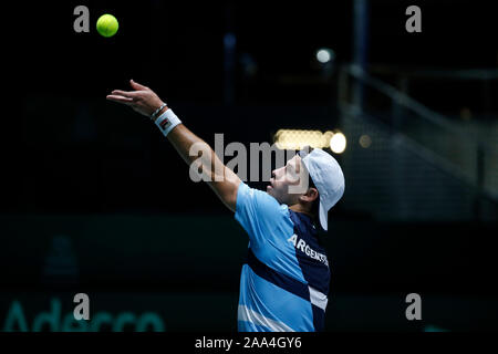 Diego Schwartzman di Argentina in azione durante i singles match contro Cristian Garin del Cile il giorno 2 del 2019 Davis Cup presso la Caja Magica. Foto Stock