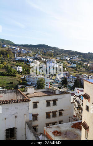 Vista di Chefchauen la perla blu del Marocco da una terrazza durante la stagione autunnale a mezzogiorno. Foto Stock