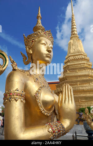 Statua di Kinnari presso il Royal Grand Palace, Bangkok, Thailandia Foto Stock