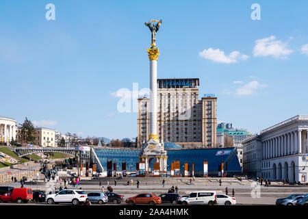 La Colonna della Vittoria e Hotel Ukrayina a Maidan Nezalezhnosti (Piazza Maidan) nel centro di Kiev, 2019. A seguito delle sommosse del 2013/2014, la piazza ha sinc Foto Stock