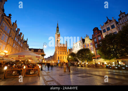 Dlugi Targ (lungo una strada di mercato) ed il XIV secolo il Municipio. Gdansk, Polonia Foto Stock