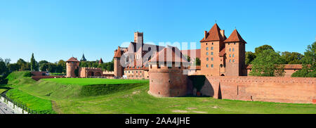 Il castello di Malbork del 13th secolo, fondato dai Cavalieri dell'Ordine Teutonico, un sito patrimonio dell'umanità dell'UNESCO. Polonia Foto Stock