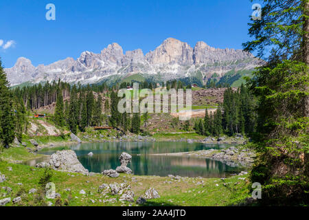 Il lago di Carezza è un piccolo lago alpino delle Dolomiti dell'Alto Adige, Italia. È noto per i suoi meravigliosi colori e la sua vista sul Rosenga Foto Stock