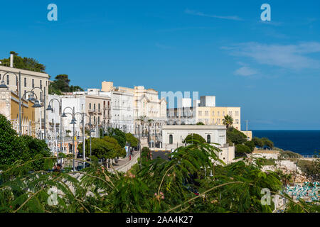 Vista lungo la Via Roma sul lungomare di Santa Cesarea Terme sulla costa Adriatica della Puglia (Puglia) nel Sud Italia Foto Stock