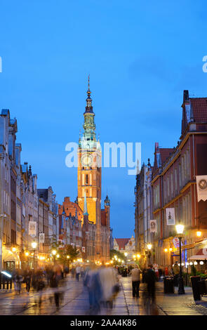 Dlugi Targ (lungo Market street e la torre del XIV secolo Municipio. Gdansk, Polonia Foto Stock