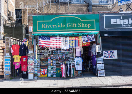Riverside Regali, con bandiera degli Stati Uniti e del principe Williams e Kate Middleton wedding souvenir, Windsor, Berkshire, Inghilterra, Regno Unito Foto Stock