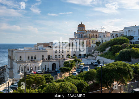 Villa Sticchi, un palazzo moresco costruita alla fine del XIX secolo si affaccia su Santa Cesarea Terme sulla costa Adriatica della Puglia (Puglia) nel Sud Italia Foto Stock