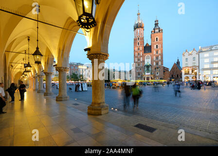 La Piazza del Mercato Centrale (Rynek) della città vecchia di Cracovia risale al XIII secolo. È un sito Patrimonio Mondiale dell'Unesco. Cracovia in Polonia Foto Stock