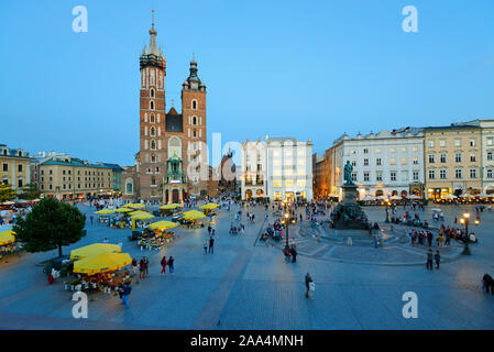 La Piazza del Mercato Centrale (Rynek) della città vecchia di Cracovia risale al XIII secolo. È un sito Patrimonio Mondiale dell'Unesco. Cracovia in Polonia Foto Stock