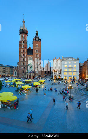 Santa Maria la Basilica presso la Piazza del Mercato Centrale (Rynek) della città vecchia di Cracovia. È un sito Patrimonio Mondiale dell'Unesco. Cracovia in Polonia Foto Stock