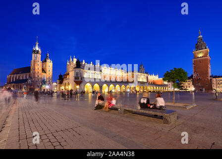 La Piazza del Mercato Centrale (Rynek) della città vecchia di Cracovia risale al XIII secolo. È un sito Patrimonio Mondiale dell'Unesco. Cracovia in Polonia Foto Stock