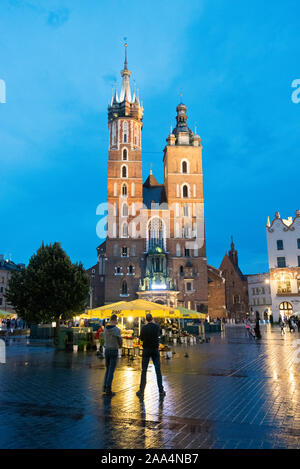 Santa Maria la Basilica presso la Piazza del Mercato Centrale (Rynek) della città vecchia di Cracovia. Si tratta di uno dei più grandi città medievale piazze in Europa ed è Foto Stock