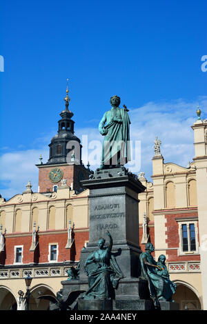 La statua di Adam Mickiewicz, il più grande poeta romantico polacco del XIX secolo è uno dei più noti statue in bronzo in Polonia. Cracovia Foto Stock