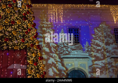 Mercatino di Natale a Sibiu in Transilvania. Inverno magico night immagine con i turisti e le decorazioni di Natale in Piazza Grande di città medievale Sibiu Foto Stock