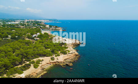 Drone vista di un catalano seascape in Costa Dorada (provincia di Tarragona). Destinazione di viaggio in Spagna Foto Stock