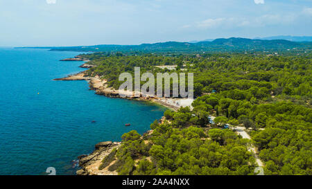 Drone vista di un catalano seascape in Costa Dorada (provincia di Tarragona). Destinazione di viaggio in Spagna Foto Stock