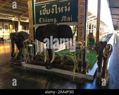 Chiang Mai, Thailandia. Aprile 13, 2018: Stazione ferroviaria segno di Chiang Mai Railway. Chiang Mai stazione ferroviaria è uno dei più popolari luoghi da visitare in Foto Stock