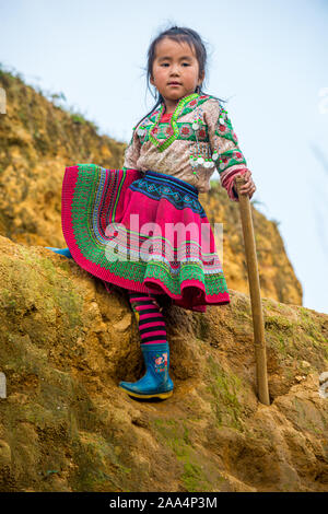 Sapa, Vietnam. Marzo 13, 2019: Ritratto di una minoranza etnica nero Hmong. Ragazza vestita in abiti tradizionali nel gatto gatto village, Sapa Nord Foto Stock