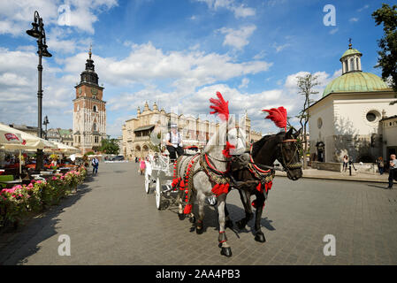 Il Municipio torre, 70m alto e la Piazza del Mercato Centrale (Rynek) della città vecchia di Cracovia risale al XIII secolo. Si tratta di un patrimonio mondiale egli Foto Stock