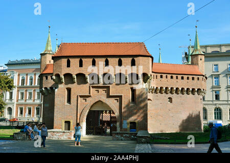 La Cracovia in stile gotico di Barbican, risalente al 1498, è uno dei pochi che ancora sopravvivono in Europa ed è il meglio conservato beeing un patrimonio mondiale Foto Stock