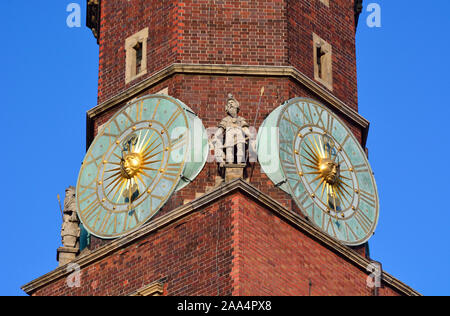 Il clock del gotico Municipio della Città Vecchia (Stary Ratusz) al Rynek (Piazza del Mercato). Wroclaw, Polonia Foto Stock