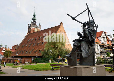 Il Grande Mulino (Wielki Mlyn) costruita dai Cavalieri Teutonici nel 1350 e la statua del grande astronomo Jan Heweliusz (Johannes Hevelius). Gdansk, P Foto Stock