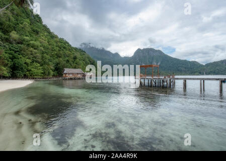 Il molo di legno su Ora Beach, Seram, ISOLE MOLUCCHE, INDONESIA Foto Stock