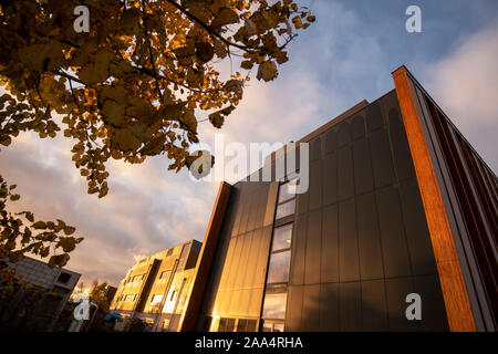 In autunno la luce del mattino sul gateway la costruzione presso il Sutton Bonington Campus dell'Università di Nottingham, Loughborough LEICESTERSHIRE REGNO UNITO Inghilterra Foto Stock