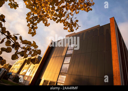 In autunno la luce del mattino sul gateway la costruzione presso il Sutton Bonington Campus dell'Università di Nottingham, Loughborough LEICESTERSHIRE REGNO UNITO Inghilterra Foto Stock