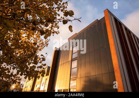 In autunno la luce del mattino sul gateway la costruzione presso il Sutton Bonington Campus dell'Università di Nottingham, Loughborough LEICESTERSHIRE REGNO UNITO Inghilterra Foto Stock