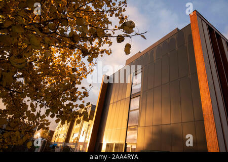 In autunno la luce del mattino sul gateway la costruzione presso il Sutton Bonington Campus dell'Università di Nottingham, Loughborough LEICESTERSHIRE REGNO UNITO Inghilterra Foto Stock