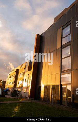 In autunno la luce del mattino sul gateway la costruzione presso il Sutton Bonington Campus dell'Università di Nottingham, Loughborough LEICESTERSHIRE REGNO UNITO Inghilterra Foto Stock