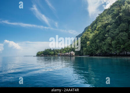 Costruzioni di legno su Ora Beach, Seram, ISOLE MOLUCCHE, INDONESIA Foto Stock